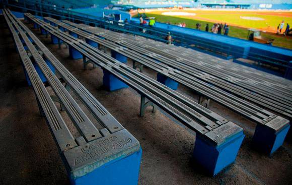 Alistan el estadio Latinoamericano para juego contra Tampa Bay. Foto: Ismael Francisco/Cubadebate.