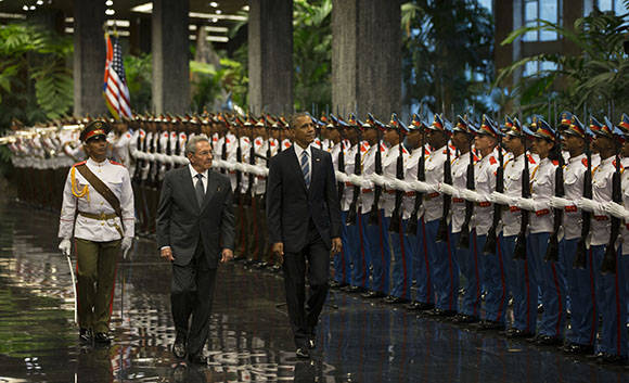 Raúl y Obama caminan frente a la Guardia de Honor. Foto: Ismael Francisco/Cubadebate.