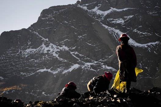 Pallaqueras --mineras de oro--, buscando oro en una carga de roca de desecho en las minas de La Rinconada, Perú, el 4 de agosto de 2012. Foto: Jan Sochor/Getty Images.
