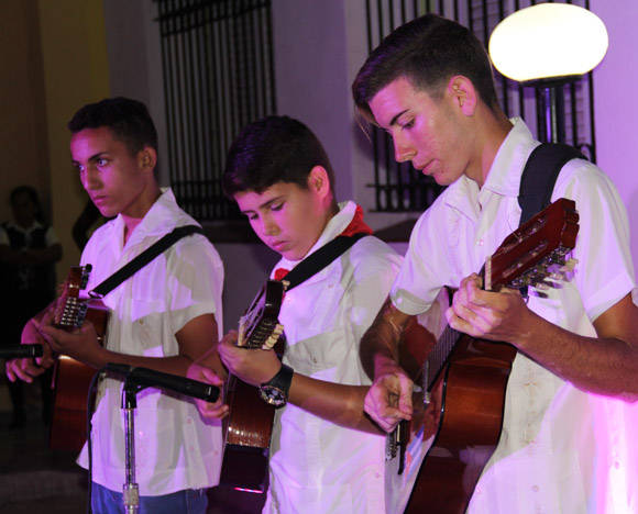 Además de la presentación de los libros, un grupo de niños y adolescentes interpretaron música campesina. De izq. a der. Gabriel Hernández (laud), Norlen Chávez (laud) y Yoandi Zuñiga (tres). Foto: José Raúl Concepción/Cubadebate.