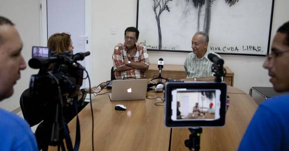 Fernando Martínez Heredia y Jesús Arboleya en transmisión de podcast desde Cubadebate, este miércoles. Foto: Ismael Francisco/ Cubadebate