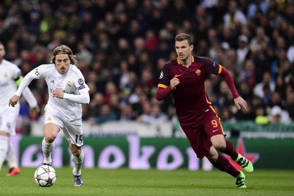 Modric y Dzeko disputan un balón. Foto: AFP