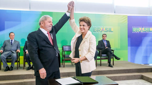 Rousseff y Lula durante el nombramiento de este último como ministro. Foto: Reuters/Roberto Stuckert.