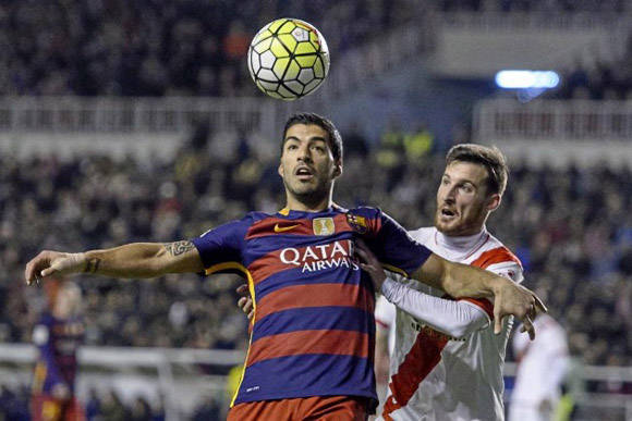 Suárez disputa un balón. Foto: MARCA.