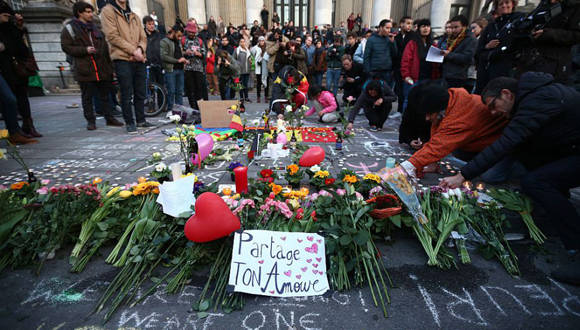 Un grupo de personas rinde tributo a las víctimas de los atentados en Bruselas. Foto: Getty Images. 