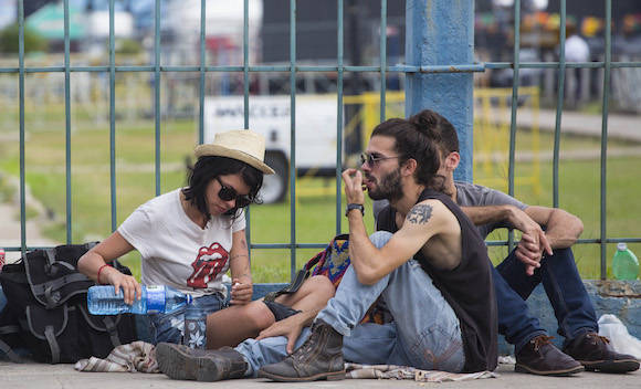 Acampada esperando el concierto de los Rolling Stones en la Ciudad Deportiva, de La Habana. Foto: Desmond Boylan/ AP