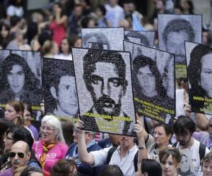 Manifestación en Buenos Aires por el 40 aniversario del golpe de Estado que inauguró una de las más feroces dictaduras del continente. Foto: Victor R. Caivan/ AP