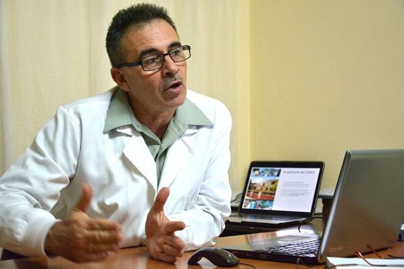 El Doctor Luis Velázquez, director de la Clínica Cubana para la Investigación y Rehabilitación de las Ataxias Hereditarias (CIRAH), en la ciudad de Holguín. Foto: Juan Pablo Carreras/AIN.