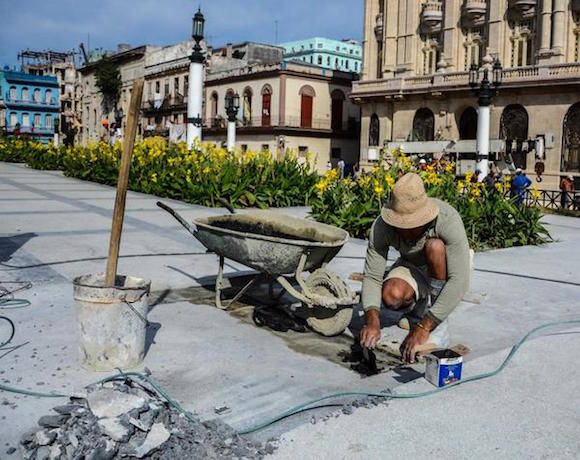 Situado en el centro de La Habana, entre las calles Prado, Dragones, Industria y San José,   se encuentra el Capitolio Nacional, el cual es sometido a una reparación capital, 17 de marzo de 2016. Foto: Abel Padrón Padilla/ACN