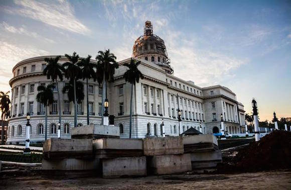 Situado en el centro de La Habana, entre las calles Prado, Dragones, Industria y San José,   se encuentra el Capitolio Nacional, el cual es sometido a una reparación capital, 17 de marzo de 2016. Foto: Abel Padrón Padilla/ACN