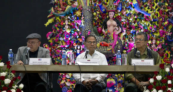 De izq. a der. Miguel Barnet, Alí Rodríguez y Earle Herrera. Foto: Ismael Francisco/Cubadebate.