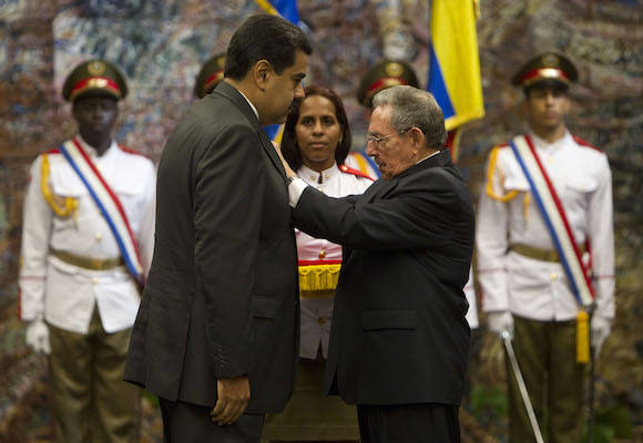 El Presidente Nicolás Maduro recibe la más alta condecoración del gobierno Cubano, la Orden Nacional José Martí, de manos del Presidente Raúl Castro. Foto: Ismael Francisco/ Cubadebate