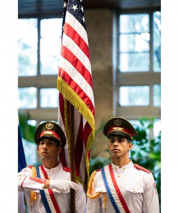 Guardia de Honor sostiene bandera de Estados Unidos durante la ceremonia oficial de bienvenida para el Presidente Obama. / Cuban troops holding an American flag during the official welcoming ceremony for President Obama.