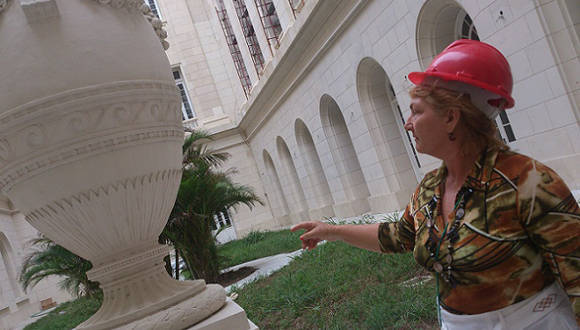 Paula Abrantes en el Capitolio de La Habana. Foto: Radio Rebelde.