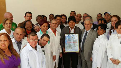 Presidente de Bolivia visita a colaboradores de la salud cubanos