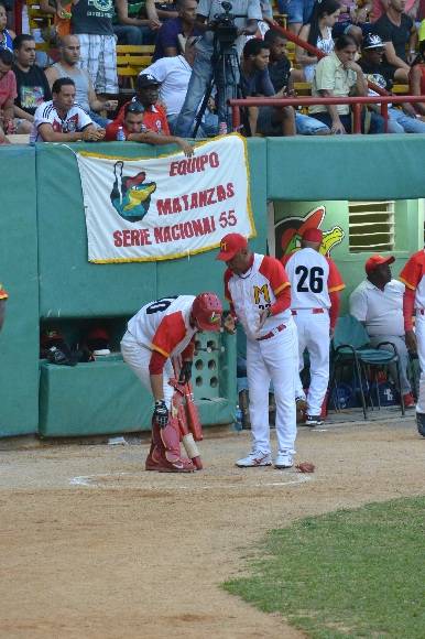Víctor Mesa aconseja a Ariel Martínez justo antes de que éste rompiera el abrazo en la pizarra. Foto / Katheryn Felipe / Cubadebate