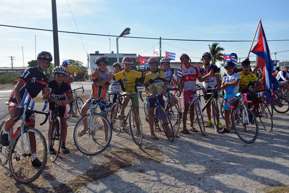 El equipo de ciclismo de Güines fue un apoyo esencial en sus súper velocípedos.