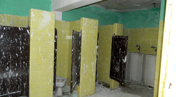 Estos son los baños del área terapéutica, inutilizados debido a que estaba ¿en reparación? La imagen lo dice todo. Foto: Susana Tesoro/ Cubadebate.