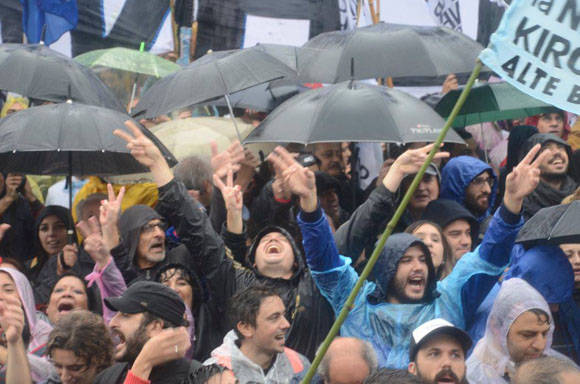 A pesar de la lluvia, el pueblo argentino se reunió para apoyar a la expresidenta. Foto: Kaloian/ Cubadebate.