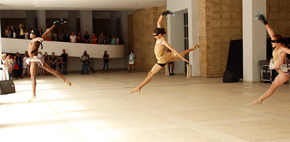 Al finalizar el recorrido la compañía de danza de Rosario Cárdenas actuó frente a los artistas estadounidenses. Foto: José Raúl Concepción/ Cubadebate.