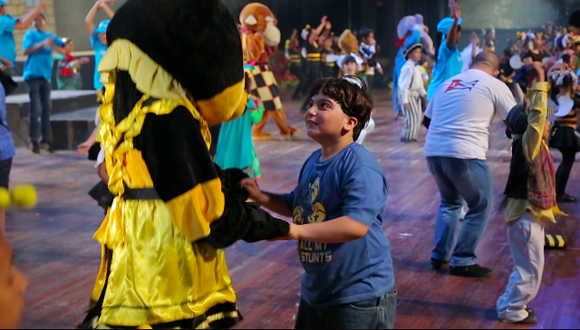 Los niños autistas empezaron a inundar el escenario desde el público y a bailar con los colmeneros. 
