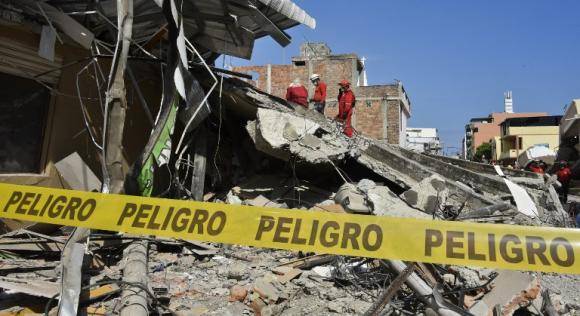 Brigadas de rescatistas de varios países se sumaron a las labores de socorro en Ecuador tras el sismo de 7.8 grados. Foto: AFP.