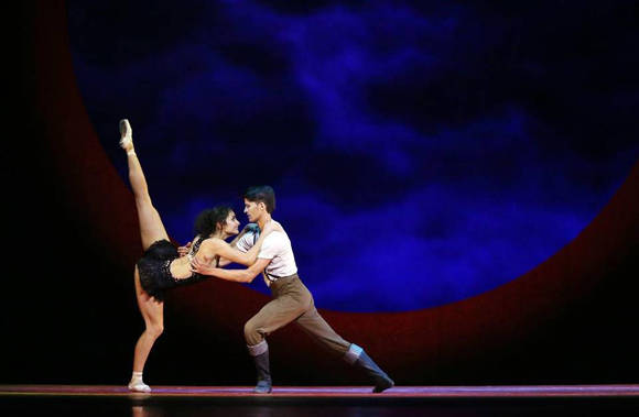 Bailarines de  Acosta Danza interpretan "Carmen". Foto: Alejandro Ernesto/ EFE.