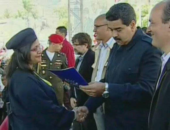 El Presidente Nicolás Maduro entregando los títulos de Médico Integral Comunitario junto a varios de sus Ministros. Foto: Cortesía del autor