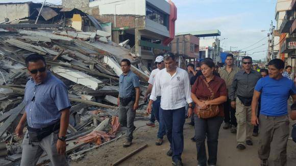 El presidente Rafael Correa cumplió un recorrido por zonas devastadas por el terremoto que inició la mañana de ayer y terminó esta madrugada. Foto: Secom.