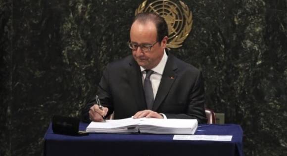 Presidente francés, Francois Hollande, es el primer mandatario en firmar el Acuerdo de París. Foto: EFE.
