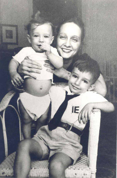Fe del Valle junto a sus hijos años antes del sabotaje en el que pereció. Foto: Archivo.
