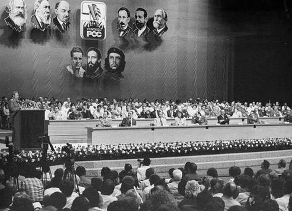 Fidel Castro en la clausura del Tercer Congreso del Partido. Foto: Jorge Oller.