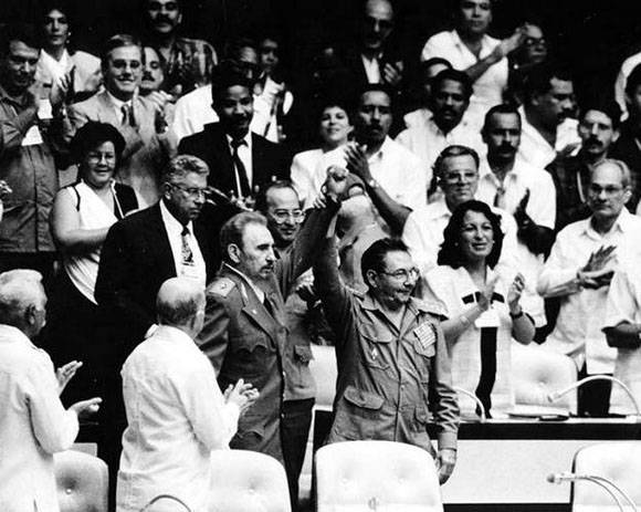 Fidel y Raúl Castro en el Quinto Congreso del Partido. Foto: Ismael Francisco.