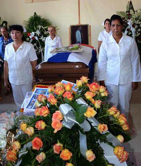 Guardia de honor por sus compañeros de trabajo y la dirección de salud en la provincia de Villa Clara, a  Eric Omar. Foto: Arelys María ECHEVARRÍA RODRÍGUEZ/ACN