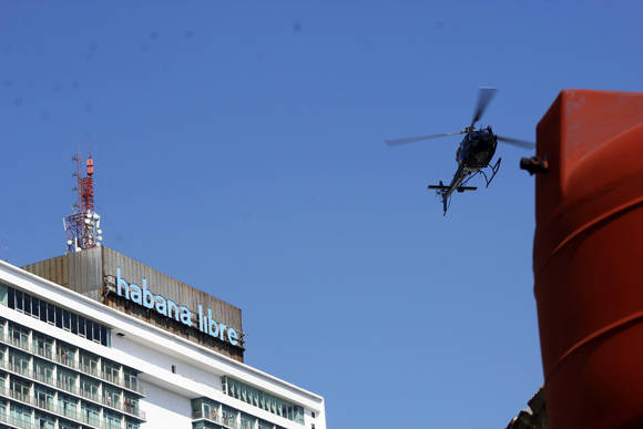 El helicóptero de la superproducción de Hollywood, "Rápido y Furioso" vuela cerca del Hotel Habana Libre en el Vedado. Foto: José Raúl Concepción/ Cubadebate.