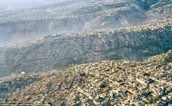 La vista sobre la metropoli superdesarrollado de la Ciudad de Mexico (con mas de 20 millones de habitantes).