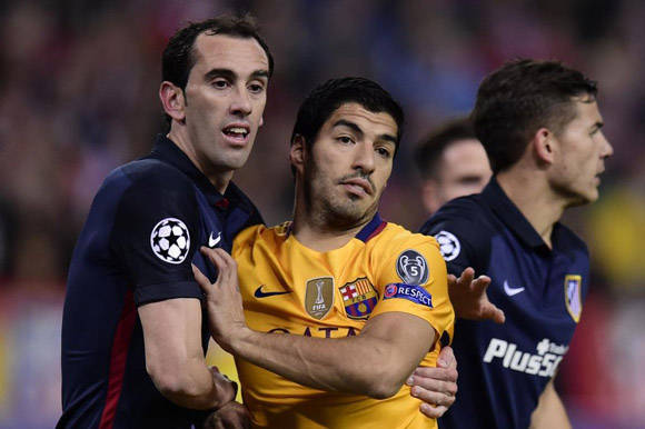 Luis Suárez perdió el duelo entre uruguayos contra Diego Godín. Foto: Javier Soriano/ AFP