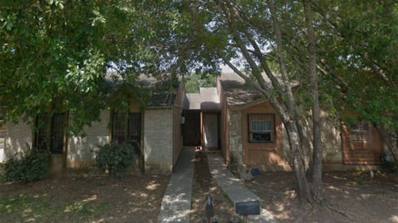 Los niños fueron rescatados de una de estas casas, en San Antonio, Texas.