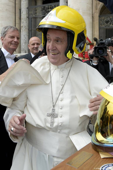 El Papa Francisco se puso un casco de bombero que le obsequió un escuadrón francés. Foto: Osservatore Romano.