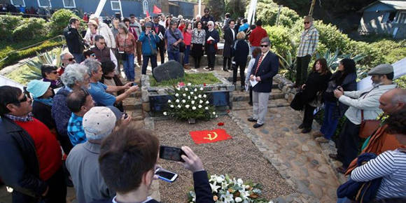 Personas visitan la tumba del poeta chileno Pablo Neruda durante un homenaje, en su casa museo en Isla Negra. Foto: EFE