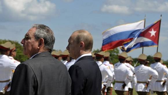 Los presidente Raúl Castro y Vladimir Putin durante la visita del mandatario ruso a Cuba en 2014. Foto: AP.