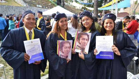Recien graduados mostrando su título de Médico Integral Comunitario. Foto: Cortesía del autor. 