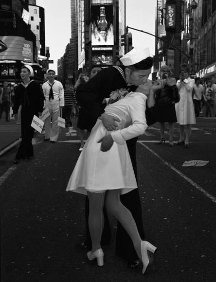 "The Kiss" (El Beso) es quizás la fotografía más famosa de dos personas besándose. Fue hecha el 14 de agosto de 1945. Un marine besa apasionadamente a una enfermera, celebrando así el final de la II Guerra Mundial. Foto: Alfred Eisenstaedt/ Life.