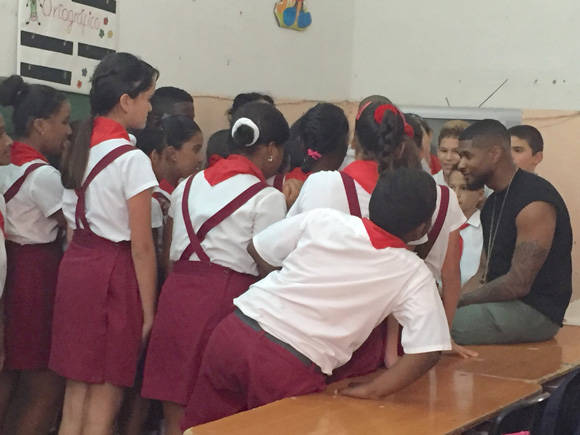 Usher conversa con niños cubanos durante su visita a La Habana. Foto: Embajada de los EE.UU. en Cuba/ Cubadebate.