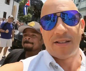 Vin Diesel, protagonista de "Rápido y Furioso 8" junto al director de la cinta, F. Gary Gray en una esquina de La Habana. Foto: Captura de video. 