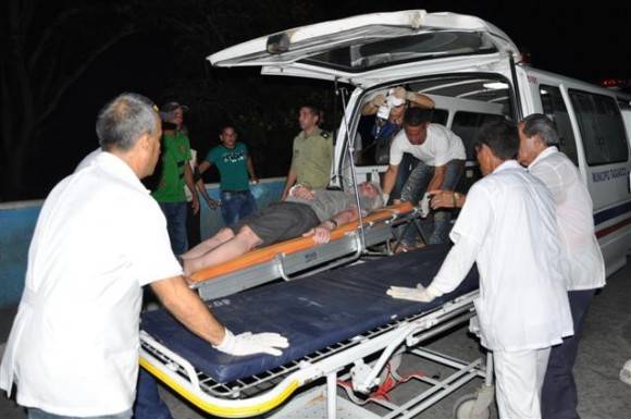 Los heridos están siendo atendidos en el Hospital Universitario General Camilo Cienfuegos. Foto: Vicente Brito/ Escambray.
