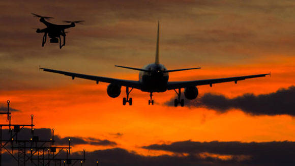 "Es un hecho "totalmente inaceptable" hacer volar un drone cerca de los aeropuertos", dijo un vocero de la autoridad civil.