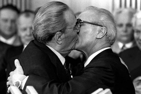 El beso no es sólo un acto romántico. Muchos ósculos han pasado a la historia como el del líder soviético Leonid Brézhnev y el mandatario de la República Democrática Alemana Eric Honecker, en 1979, en el 30º aniversario de la RDA. 