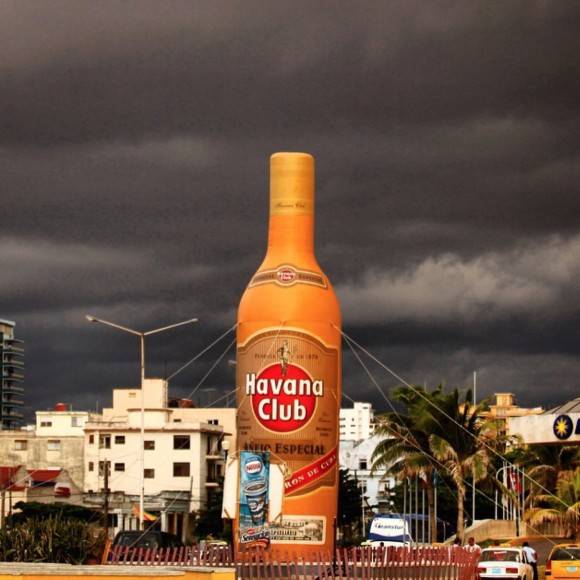 Una botella enorme del ron Havana Club "engalanando" el paisaje habanero. Foto: Desmond Boylan/ Instagram