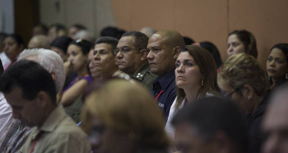 Delegados al VII Congreso del PCC debaten en Comisiones. Comisión sobre Conceptualización del Modelo Económico y Social cubano. Foto: Ismael Francisco/ Cubadebate. 